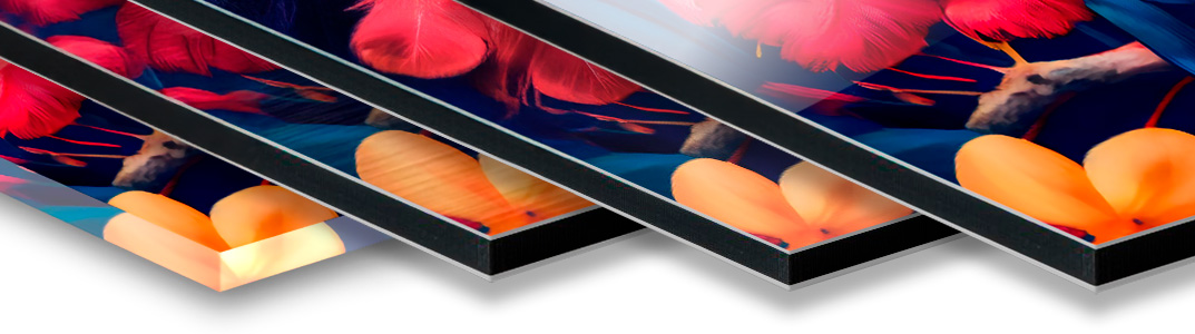 Materialien in verschiedenen Farben und Texturen, darunter leuchtende Blumenmuster.