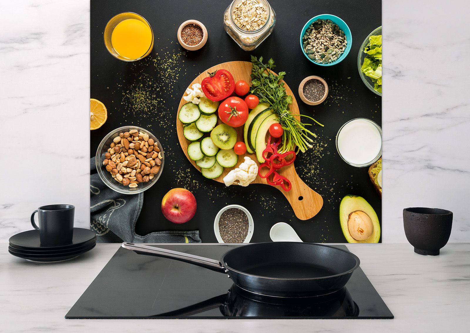 Spritzschutz Gemüseplatte mit buntem Gemüse, Obst und Gewürzen auf einer Holzplatte, im Hintergrund Getränke und Küchenutensilien.