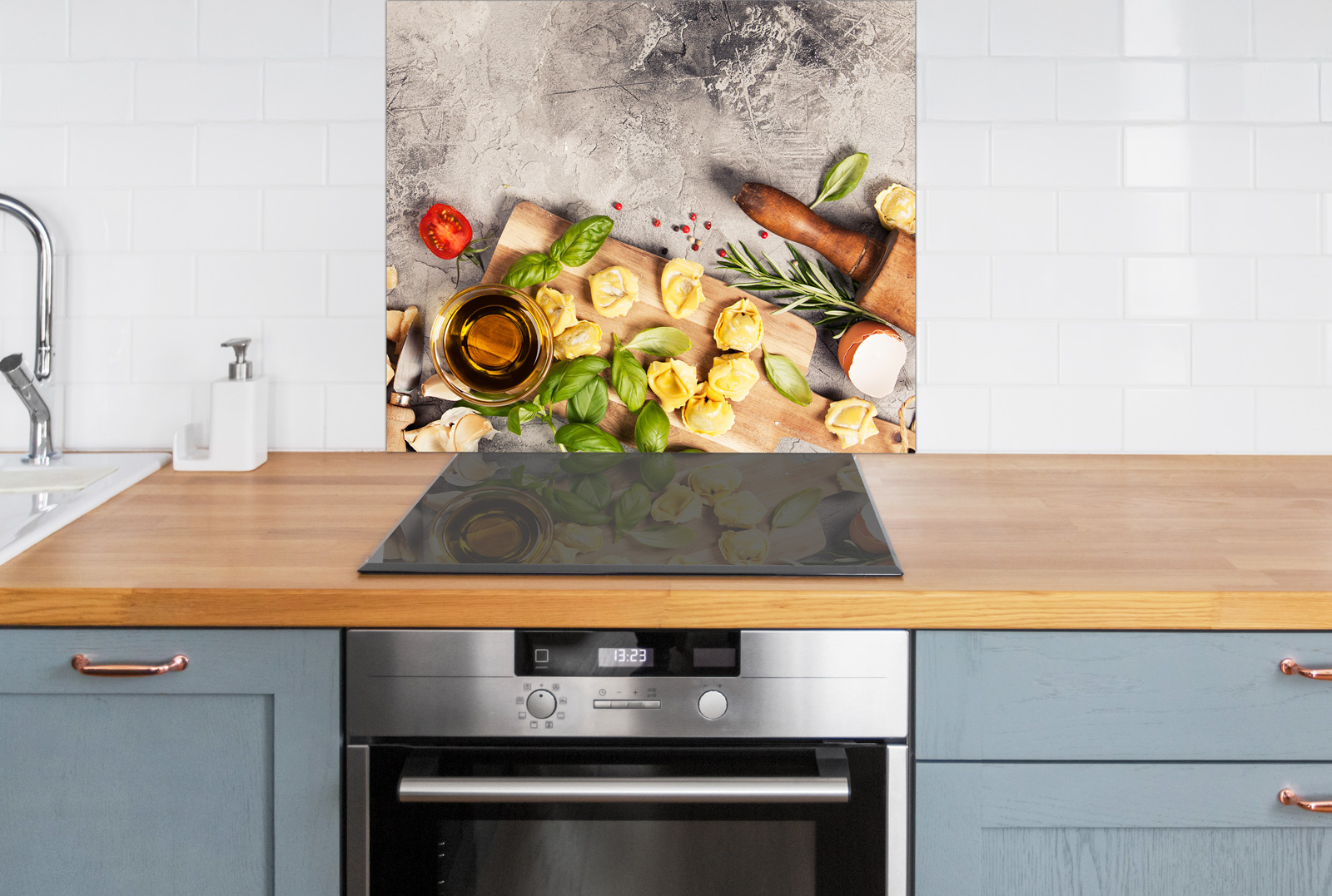 Spritzschutz Nachher von ENTDECKER mit einer Küchenoberfläche, auf der frische Zutaten wie Basilikum, Tomaten und Teigwaren liegen.