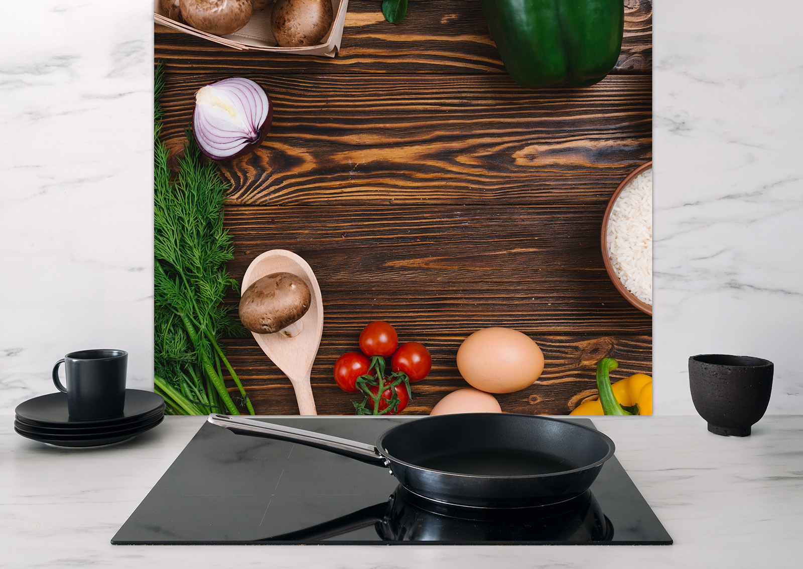 Spritzschutz Essen Auf Holzplatte mit Gemüse, Eiern und Reis auf einem Holzuntergrund, in einer modernen Küche.