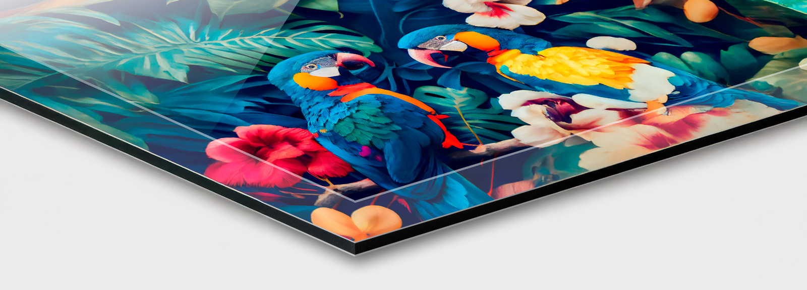 Beschichtung, zeigt eine lebendige Darstellung zweier Papageien auf einer beschichteten Oberfläche mit tropischen Pflanzen.