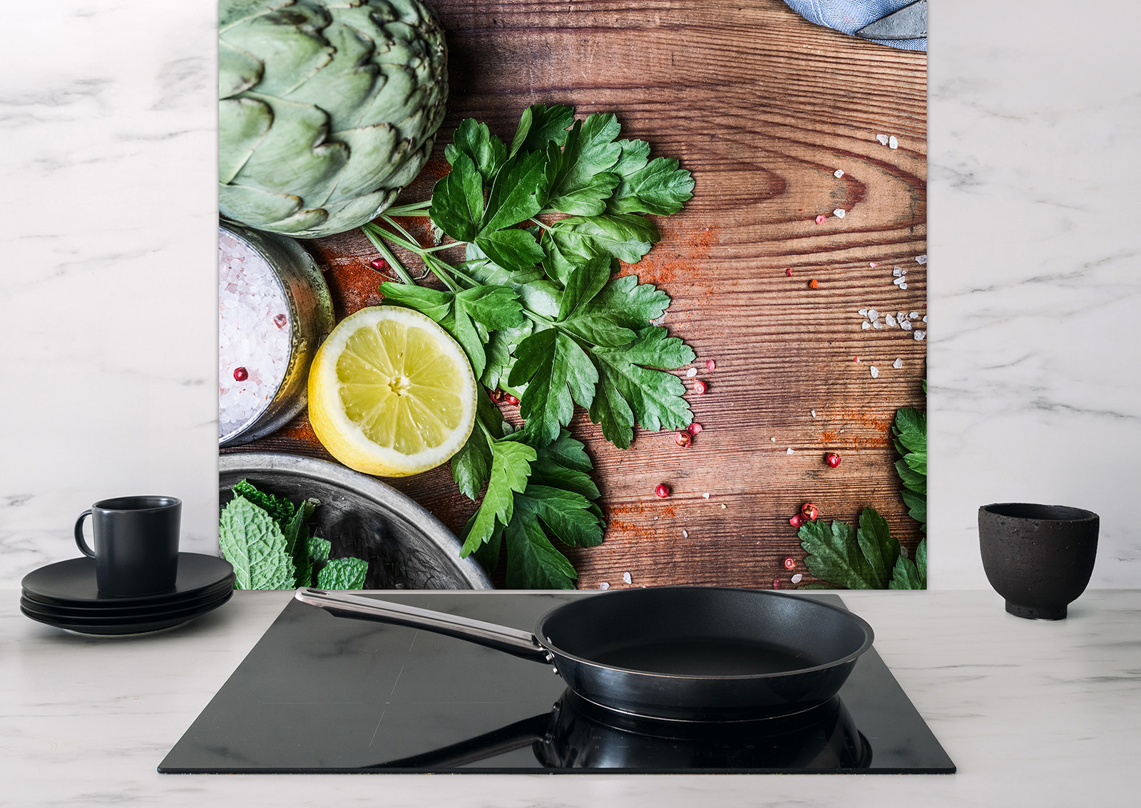 Spritzschutz Gewürze Auf Holzplatte mit frischen Kräutern, Zitrone und Gewürzen auf Holzoberfläche, Küchenutensilien im Vordergrund.