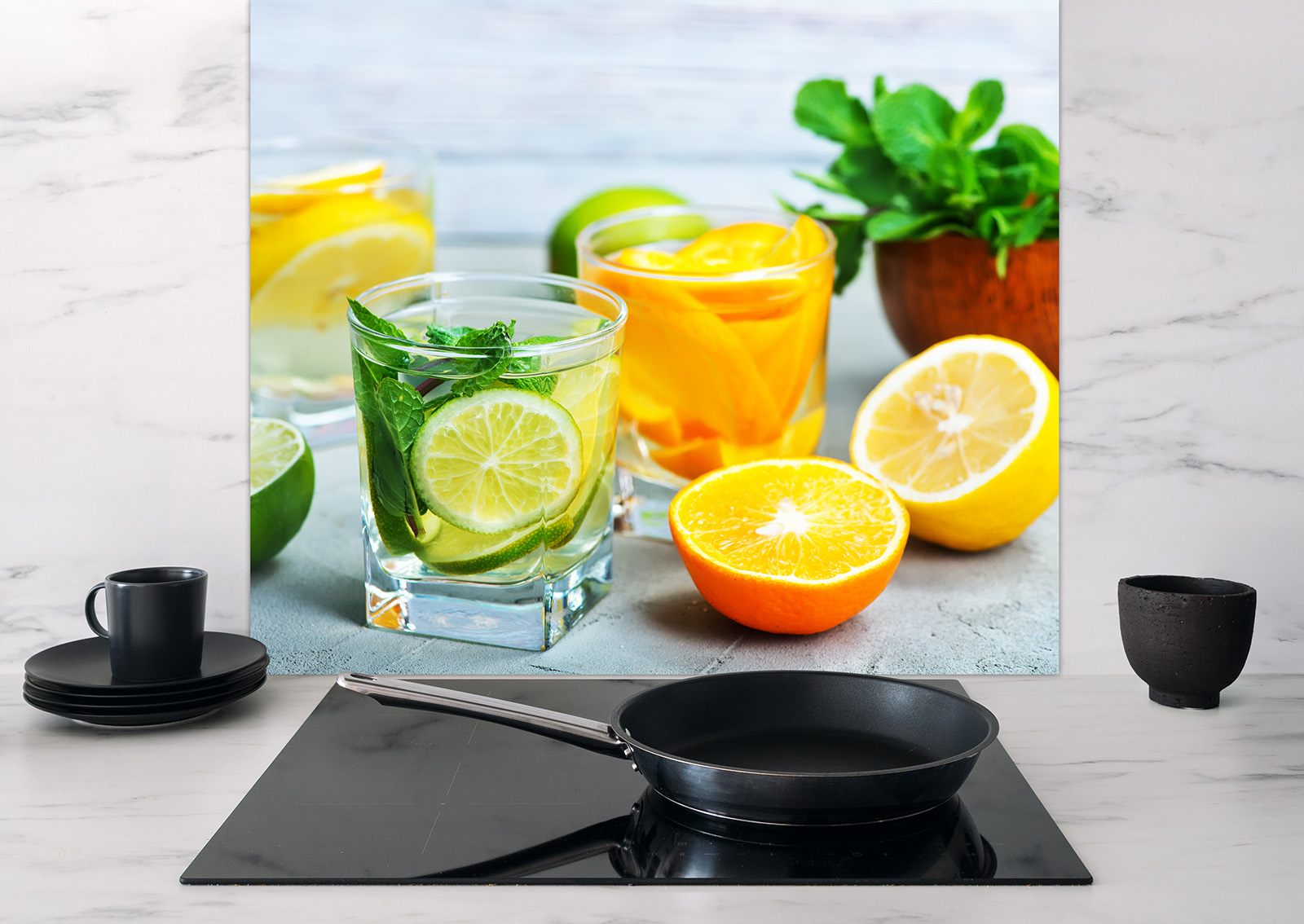 Spritzschutz Cocktails mit bunten Cocktails und frischen Zitrusfrüchten auf einer Küchenoberfläche.