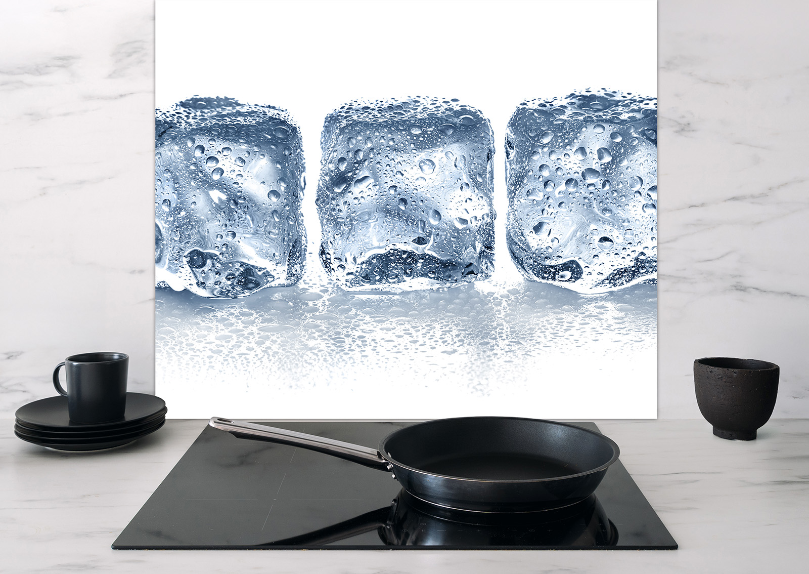 Spritzschutz Eiswürfelreihe mit drei Eiswürfeln auf weißem Hintergrund, Kochgeschirr und Geschirr im Vordergrund.