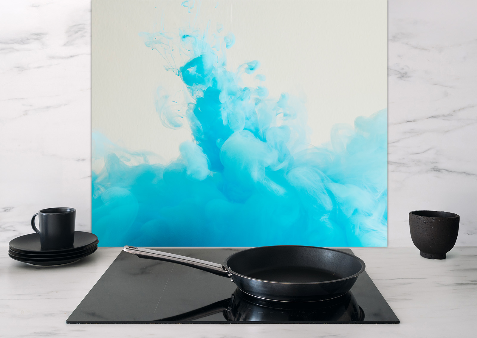 Spritzschutz Blaue Farbwolke von ENTDECKER, mit blauer Farbgestaltung, im Hintergrund eine Pfanne auf einem Kochfeld, daneben schwarze Geschirrteile.