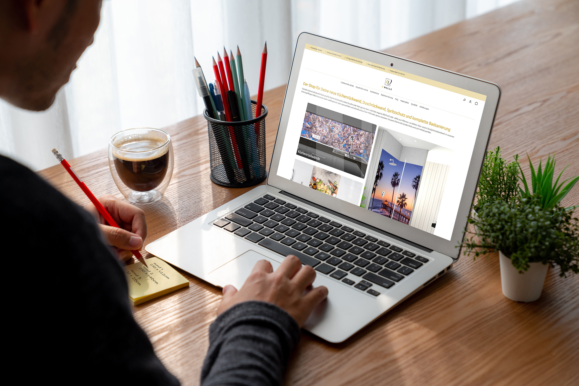 Person arbeitet am Laptop, während sie den Bestellprozess auf einer Webseite betrachtet. Auf dem Tisch stehen eine Kaffeetasse und Schreibutensilien.