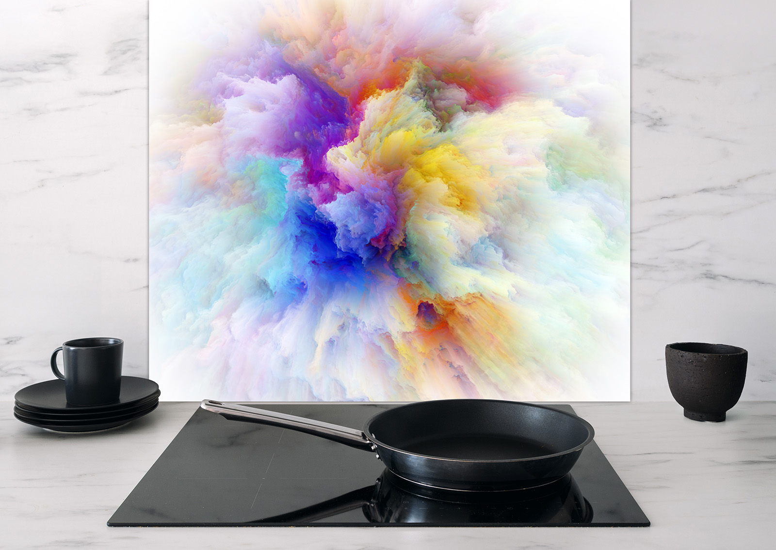 Spritzschutz Abstrakte Farben von ENTDECKER mit buntem, abstraktem Design über einem Kochfeld, daneben Geschirr.