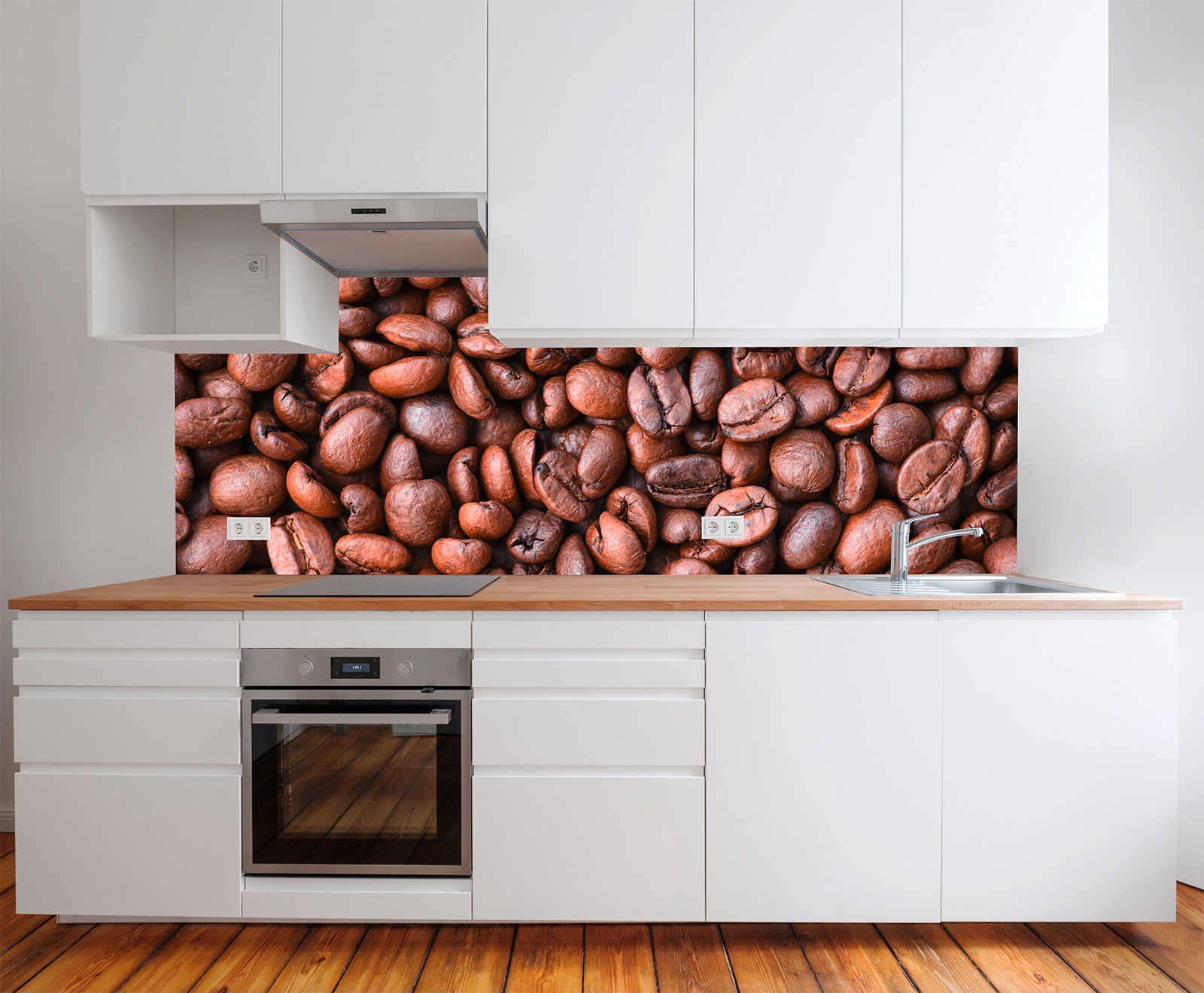 Küchenrückwand mit Kaffeebohnen, weiße Küchenschränke und Holzarbeitsplatte.