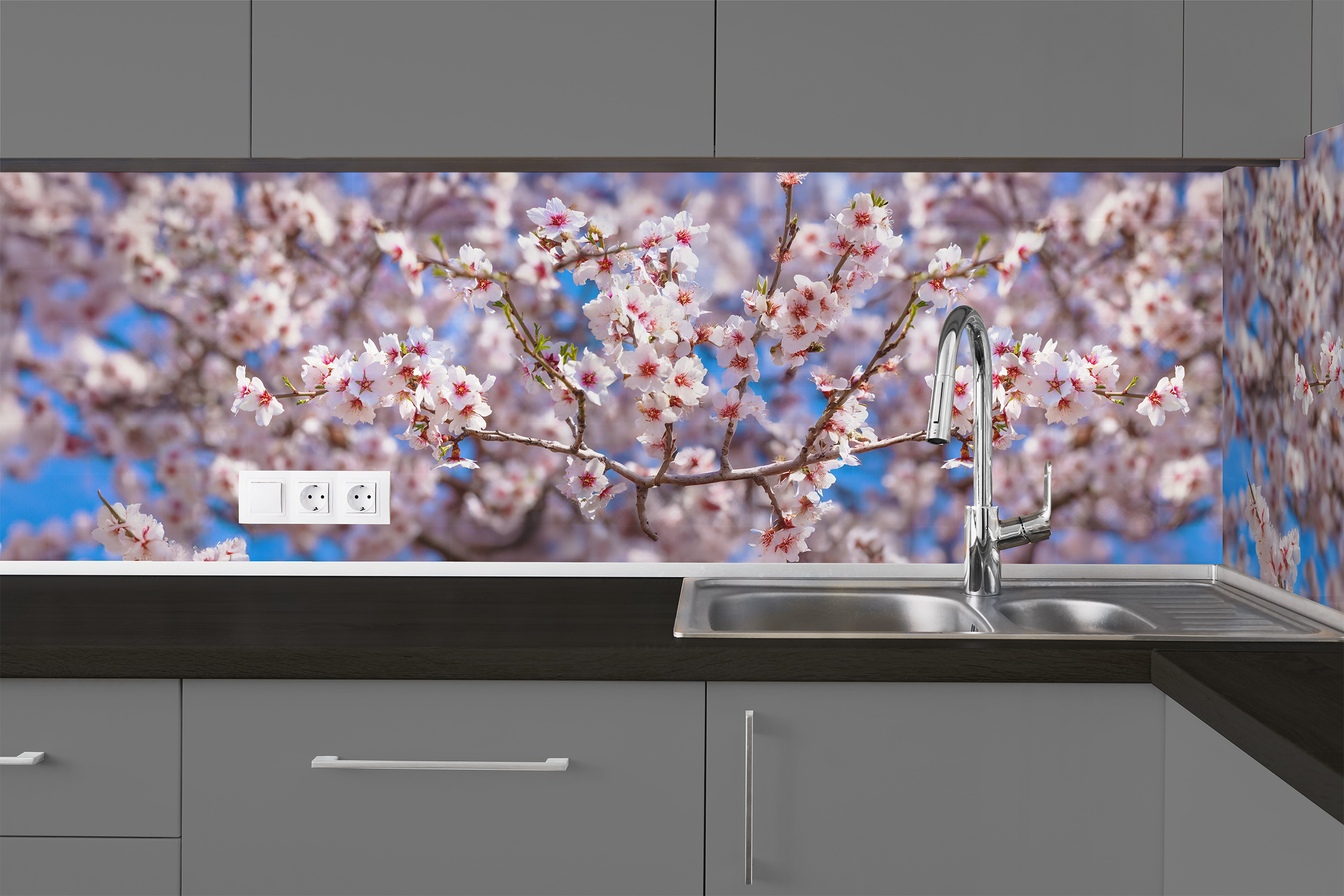 Moderne Küche mit einem Spülbecken und einer Wandverkleidung mit Kirschblütenmotiv.