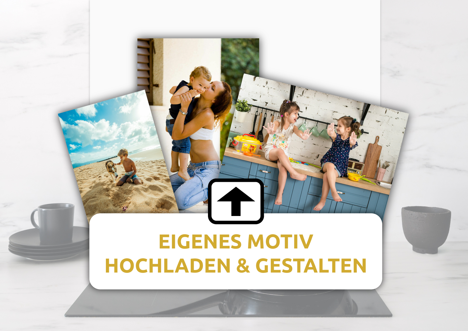 Spritzschutz mit einem Upload-Symbol und dem Text Eigenes Motiv hochladen, auf einer modernen Küchenoberfläche.