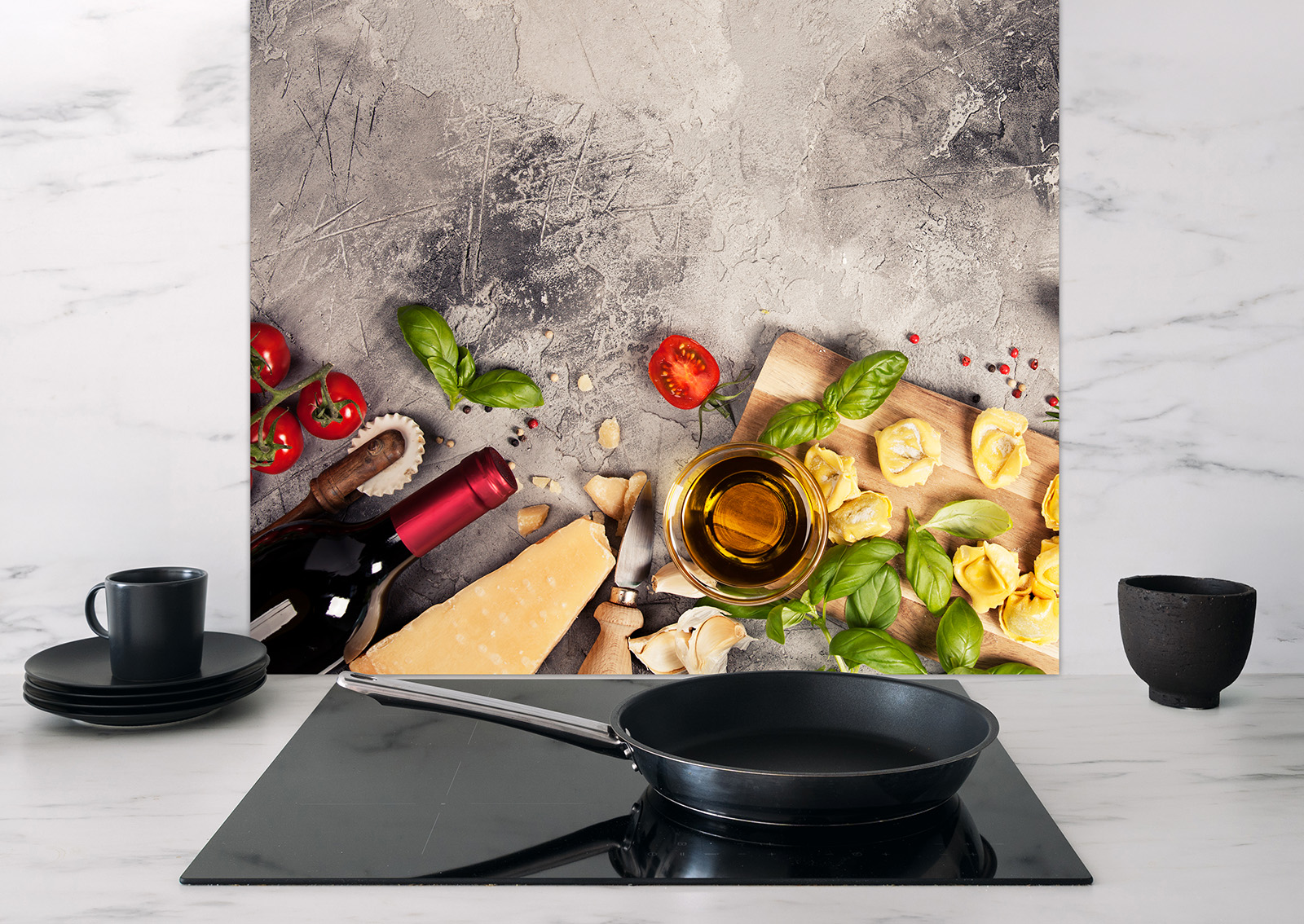 Spritzschutz mit italienischem Essen, zeigt frische Zutaten wie Tomaten, Basilikum, Tortellini, Käse und Olivenöl auf einer Arbeitsfläche.