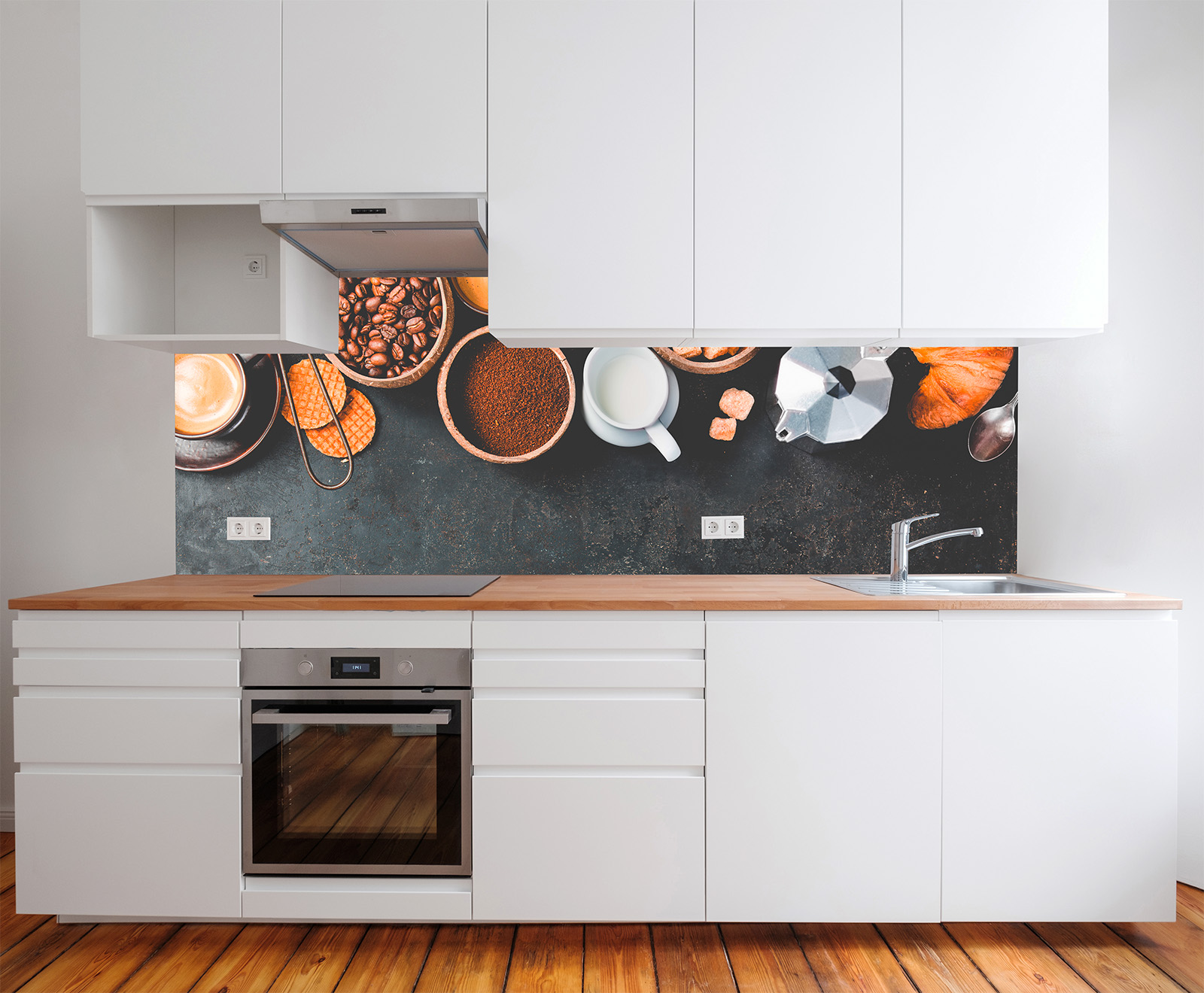 Moderne Küche mit Holzarbeitsplatte, ausgestattet mit einem Herd, Spüle und einer Wanddekoration mit Kaffeebohnen, Tassen und Gebäck.