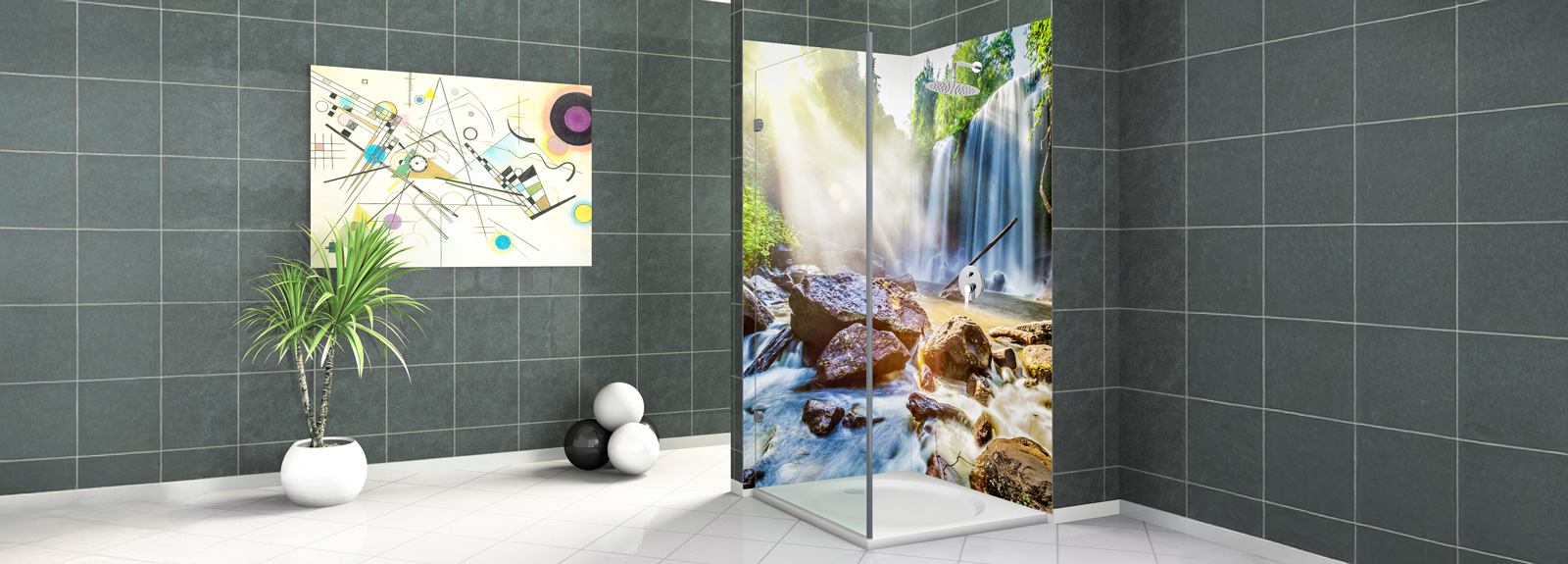 Duschbereich mit grauen Fliesen und einer Duschwand mit Wasserfall-Motiv. Kunstwerk an der Wand und Pflanzen im Raum.