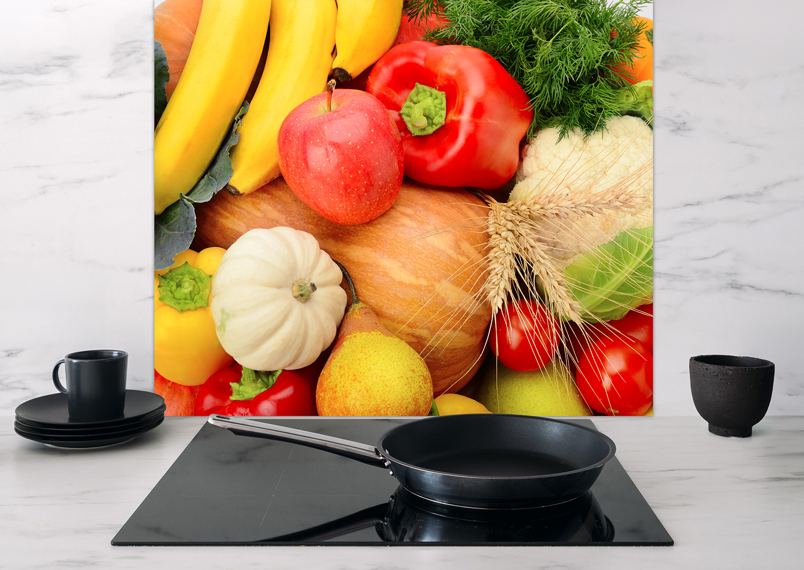 Spritzschutz Obst Und Gemüse mit bunten Früchten und Gemüse, darunter Bananen, Äpfel, Paprika und Kürbis, im Küchenumfeld.