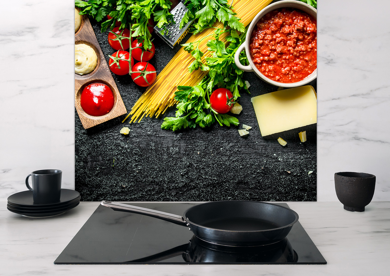 Spritzschutz "Spaghetti" mit Zutaten wie Spaghetti, Tomatensoße, Tomaten, Käse und frischen Kräutern auf einer Arbeitsfläche.