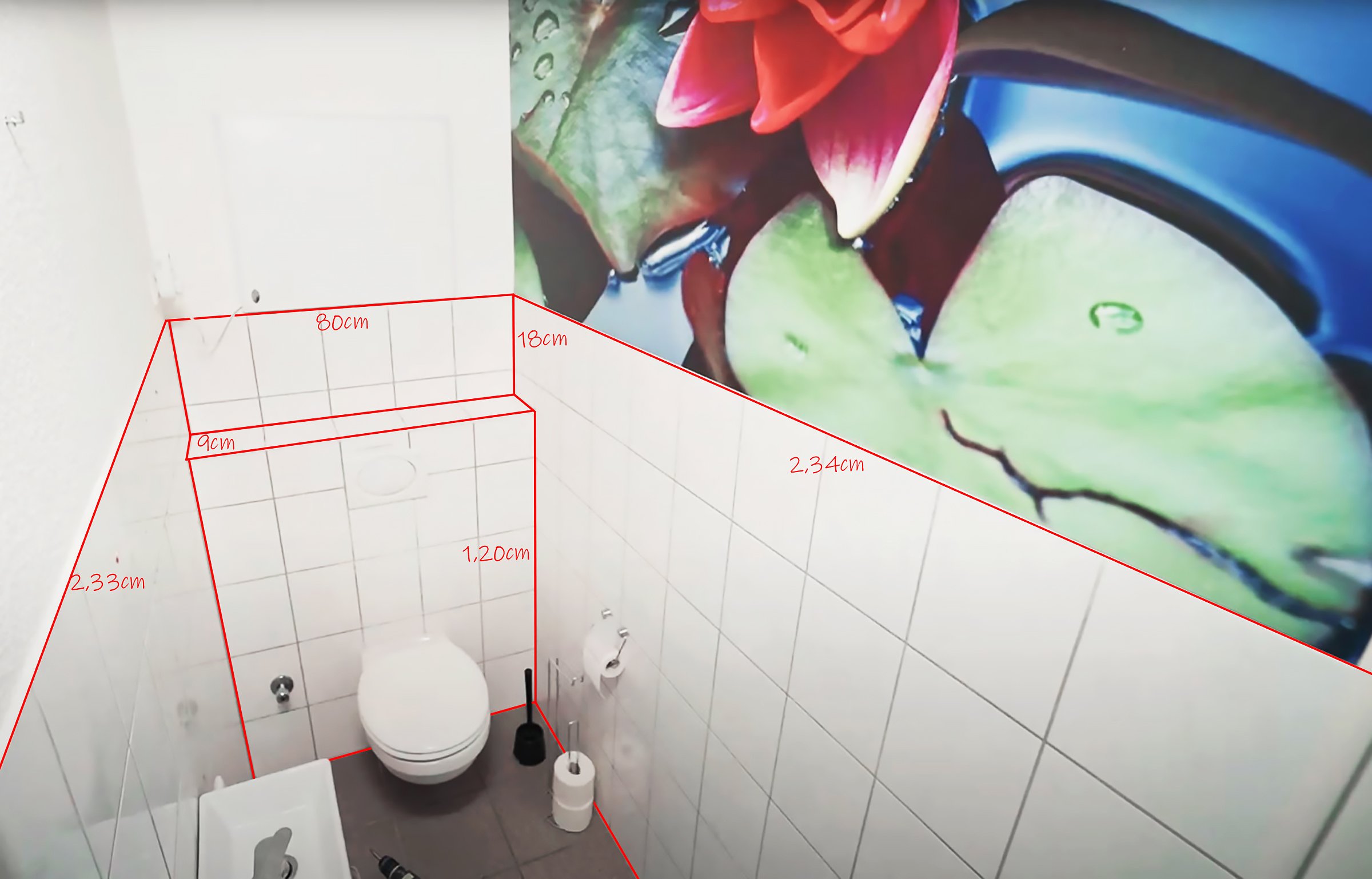 Maßzeichnung eines Badezimmers mit Abmessungen in Zentimetern, einschließlich Toilette und Fliesen.