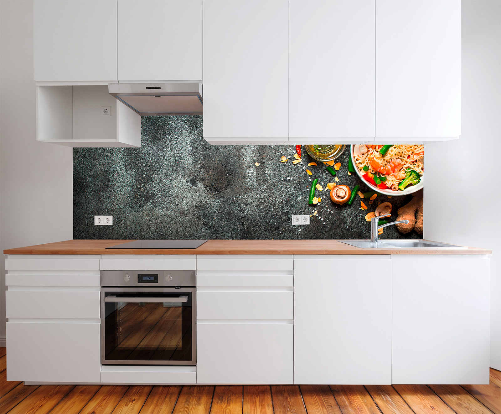 Moderne Küche mit Holzfußboden, ausgestattet mit einem Herd, Spüle und einer Wanddekoration mit Nudeln und Zutaten.