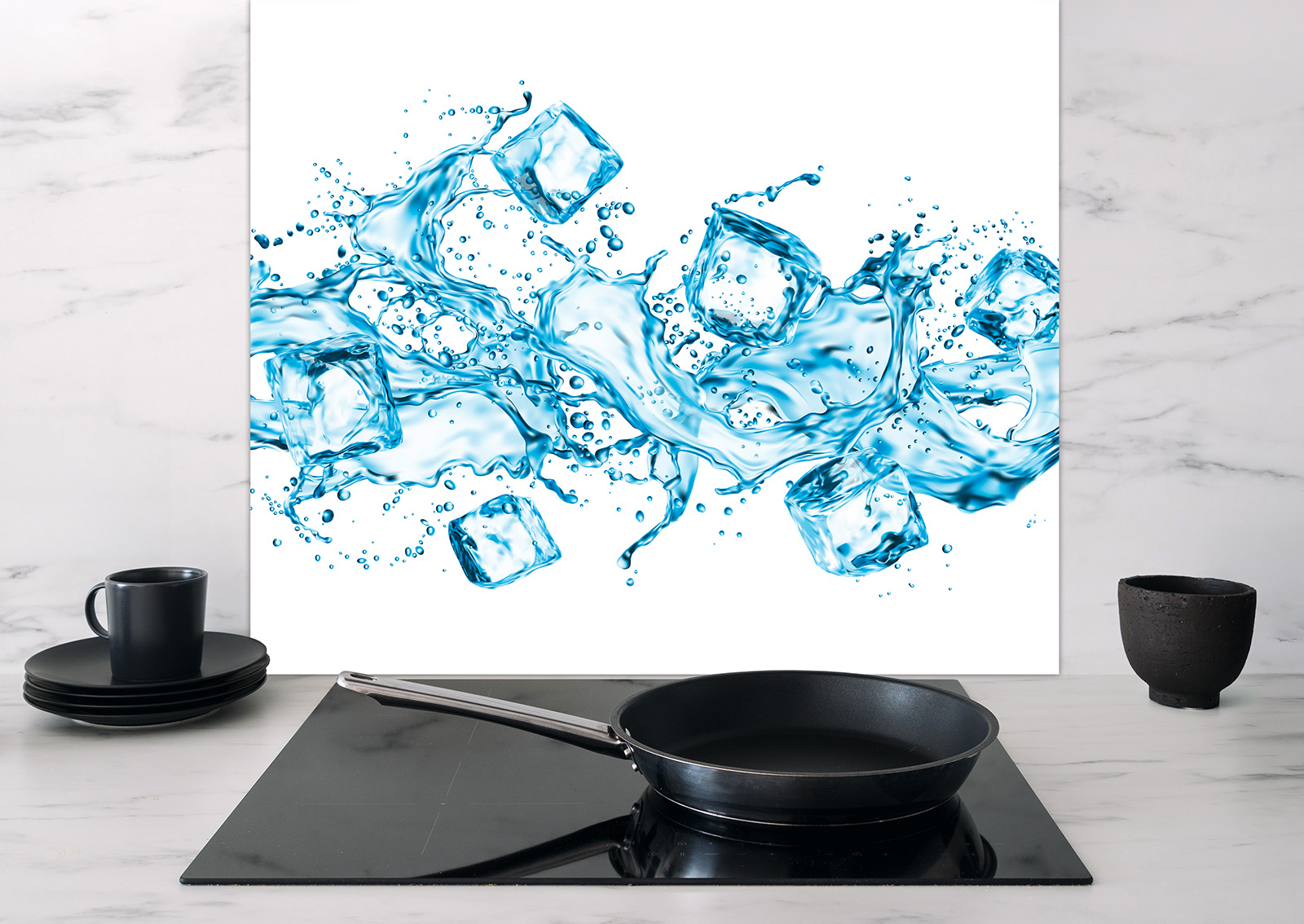 Spritzschutz "Eiswürfelwelle" von ENTDECKER mit blauen Eiswürfeln und Wasser, platziert hinter einer Pfanne auf einem Kochfeld.