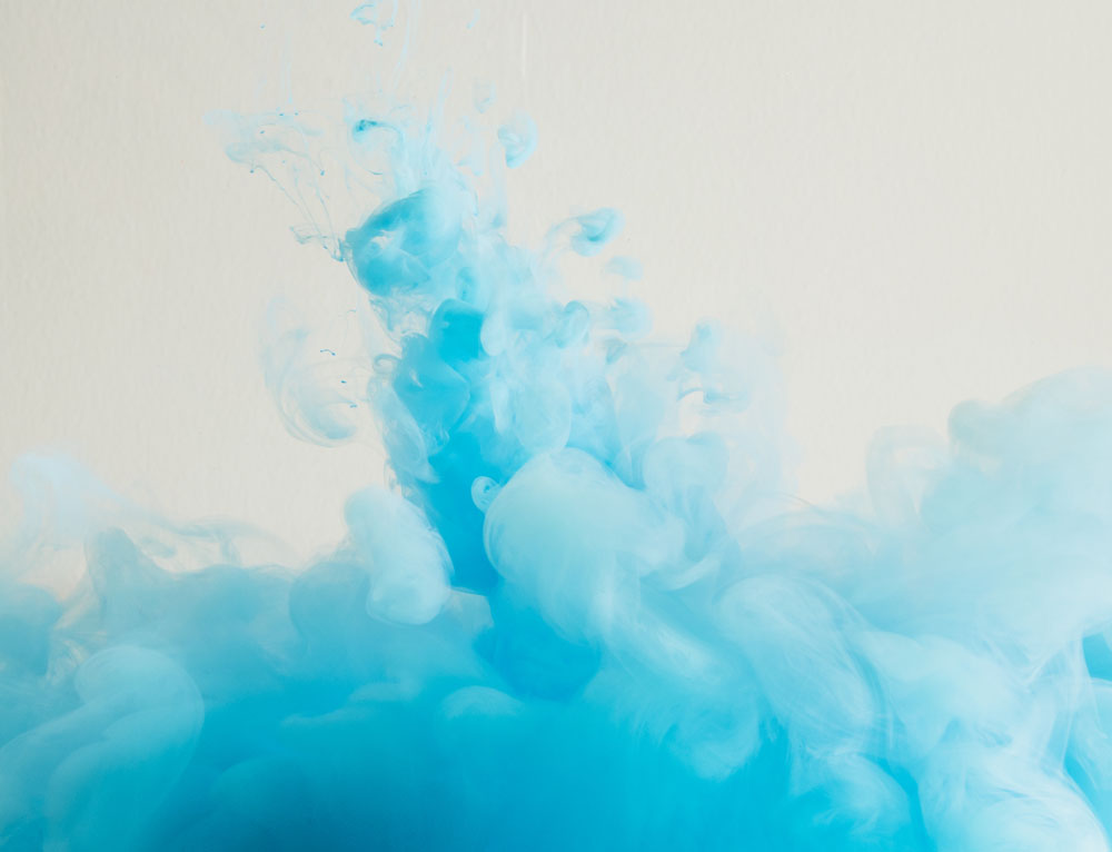 Blaue Farbwolke in verschiedenen Schattierungen auf hellem Hintergrund.