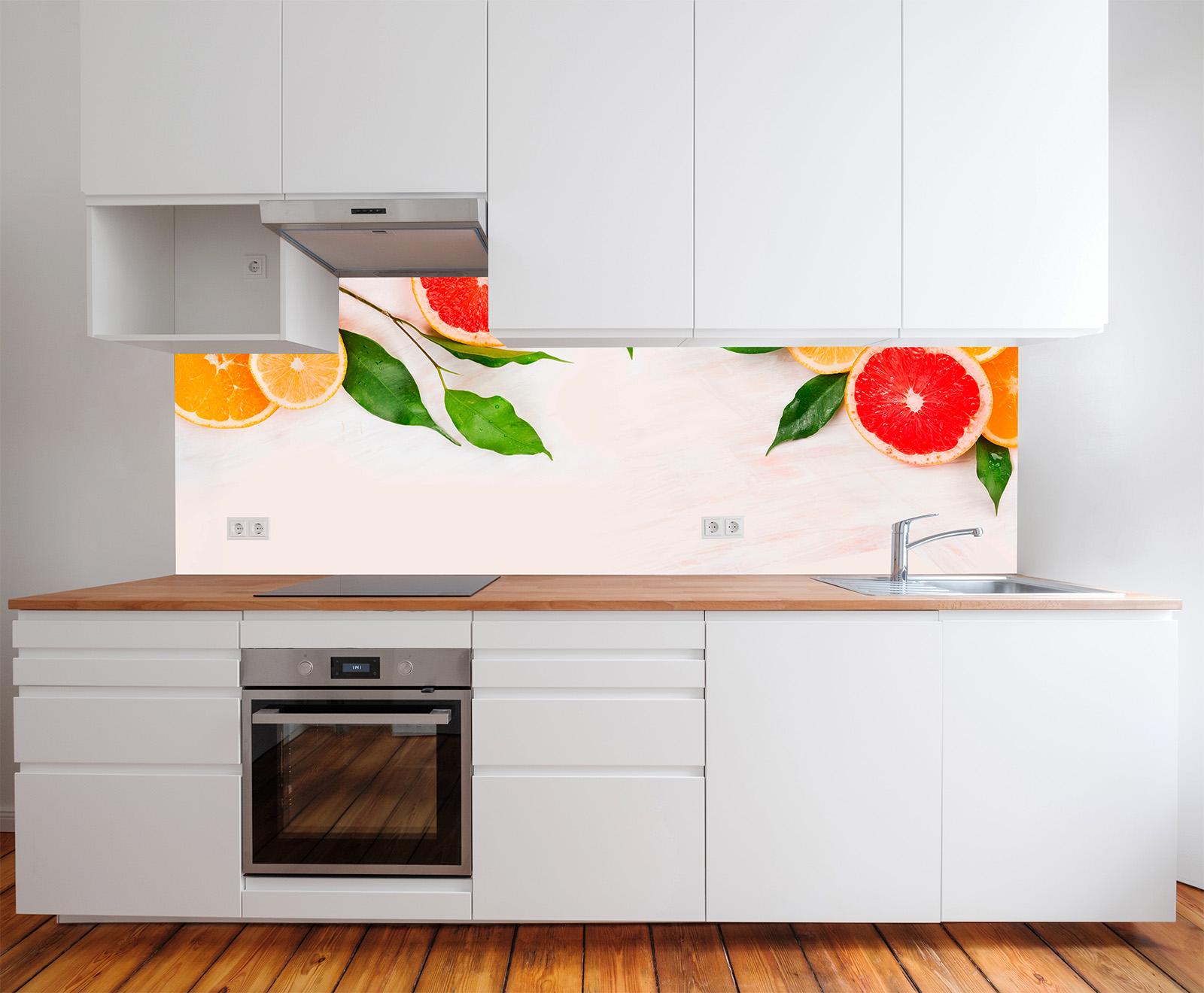 Moderne Küche mit weißen Schränken und Holzarbeitsplatte, dekoriert mit Zitrusfrüchten auf der Wand.