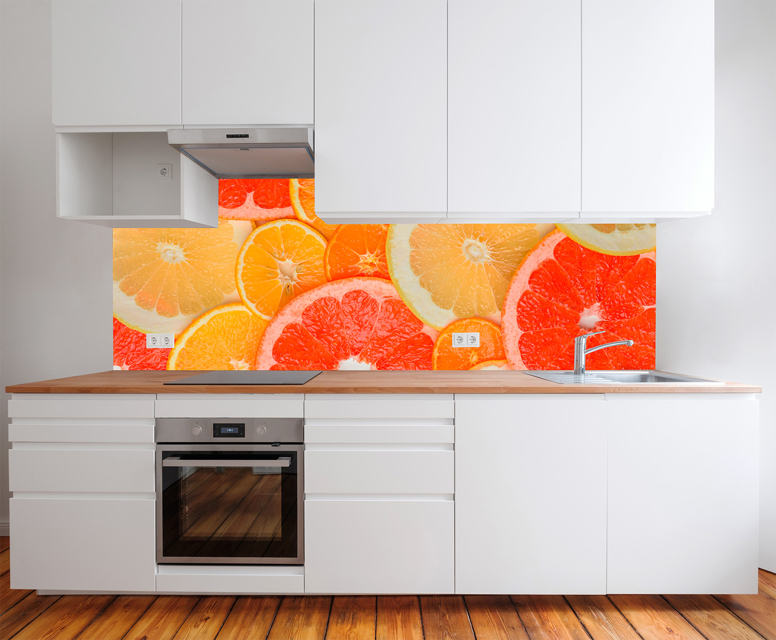 Küchenrückwand mit bunten Zitrusscheiben in Orange, Gelb und Rot, ergänzt durch moderne Küchenelemente.