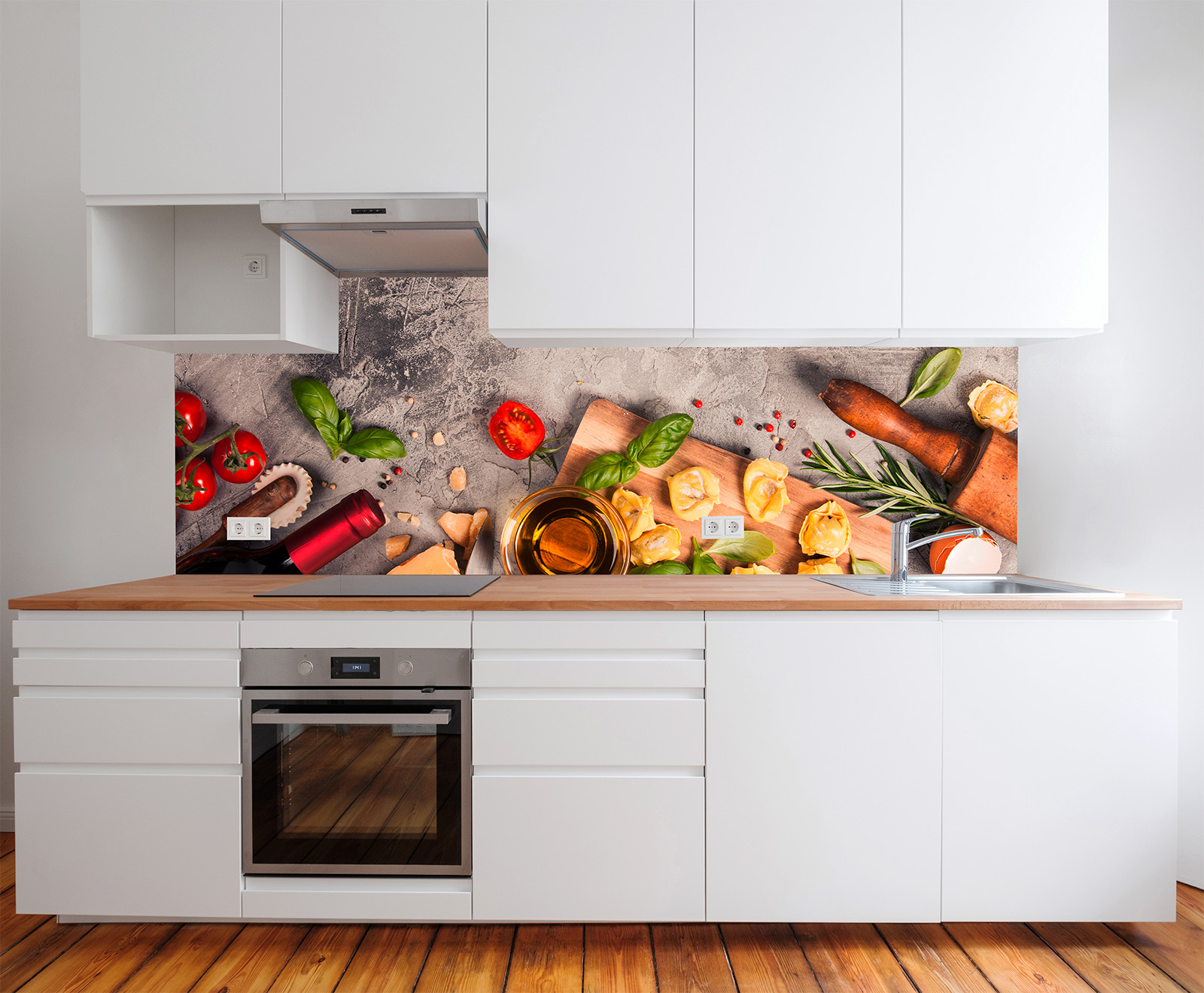 Moderne Küche mit italienischen Lebensmitteln wie Tomaten, Basilikum, Käse und Olivenöl auf der Arbeitsfläche.