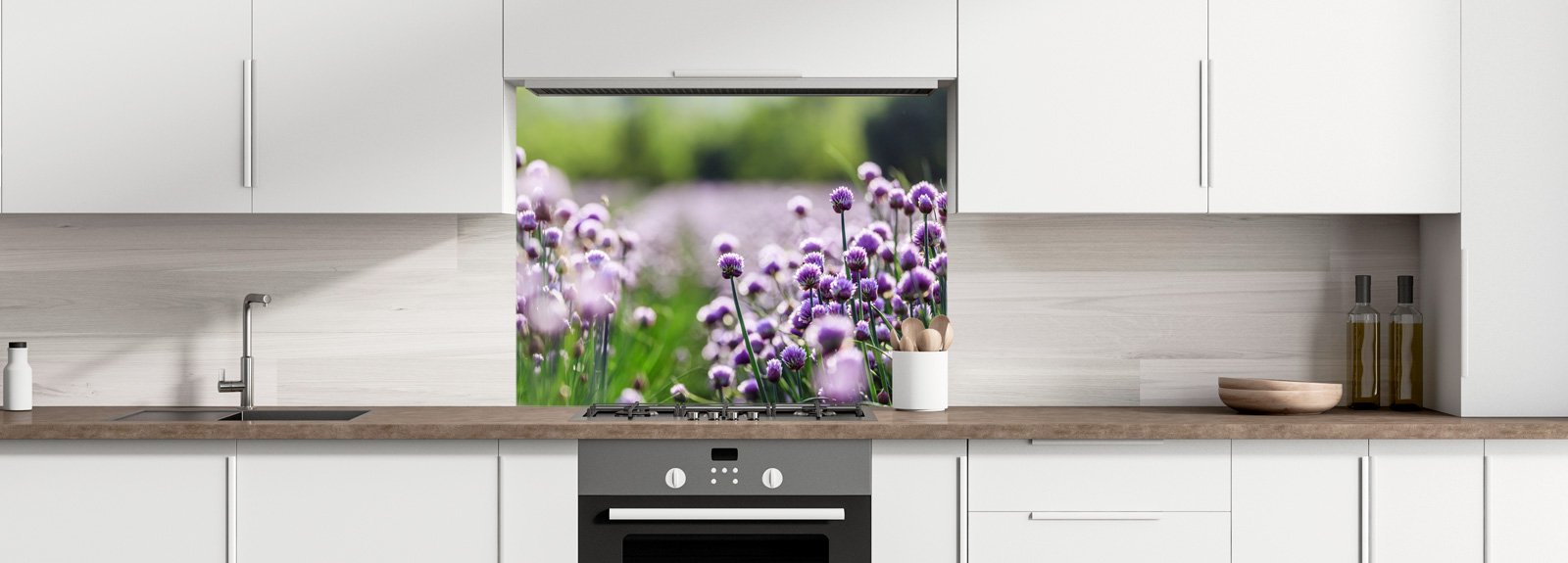 Spritzschutz mit lila Blumenmotiv in moderner Küche.